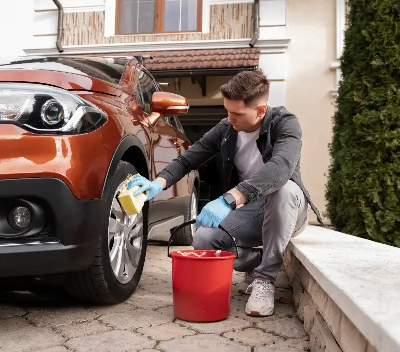 Lavage auto à domicile Saint-Éloy-les-Tuileries : professionnel intervenant sur un véhicule
